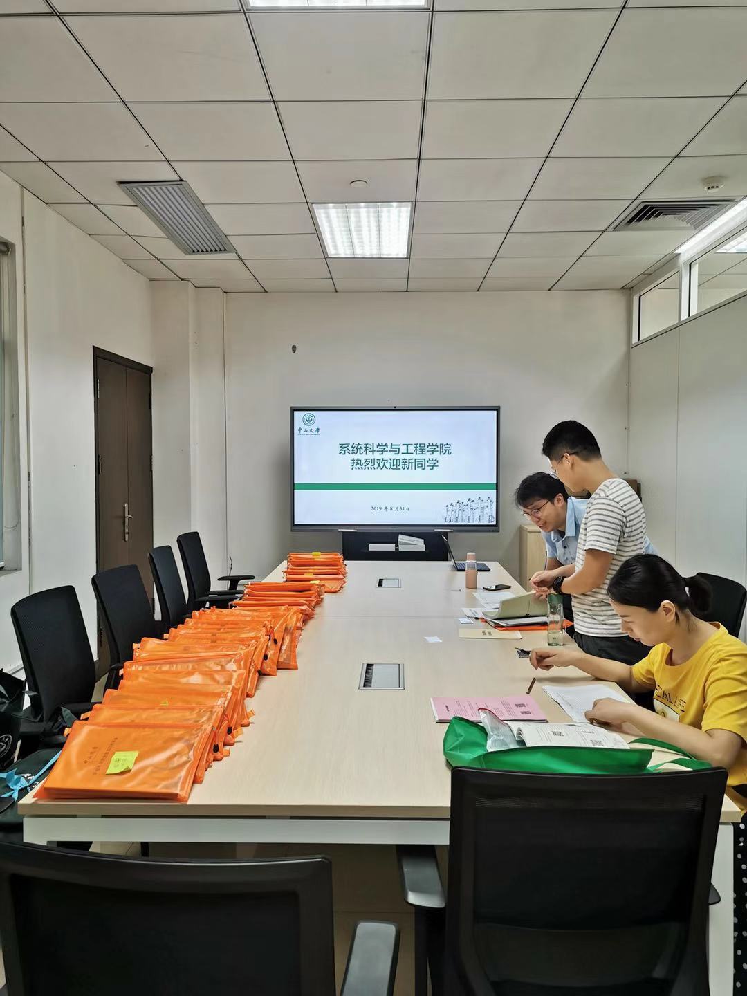 系统科学与工程学院老师们为新生报到做准备