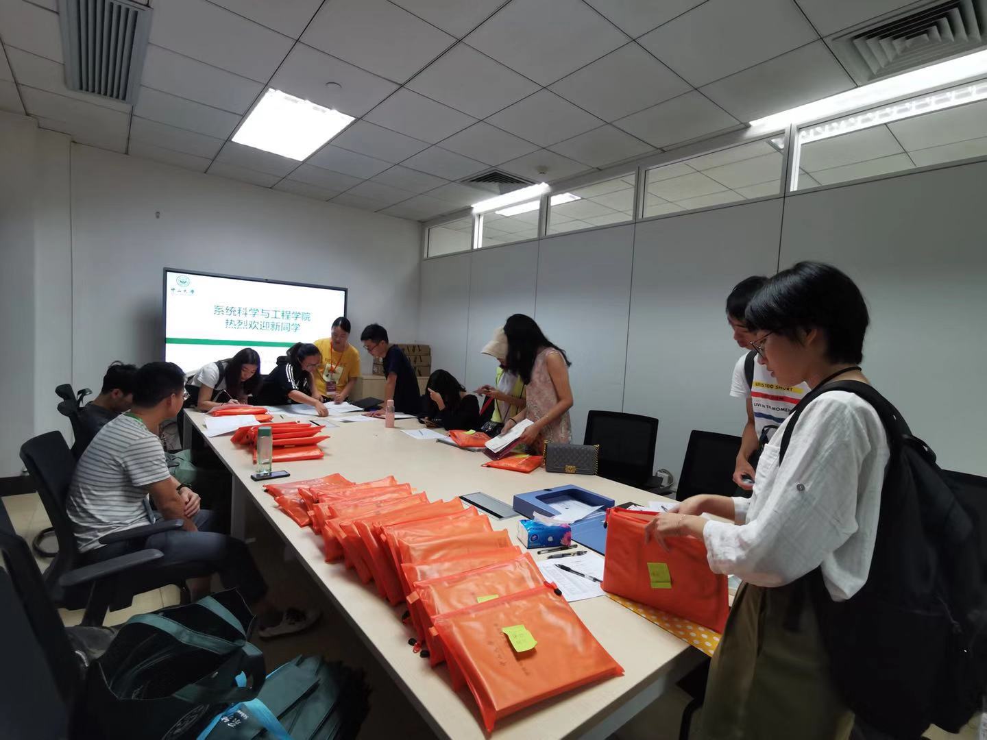 系统科学与工程学院老师指导学生完成新生报到手续